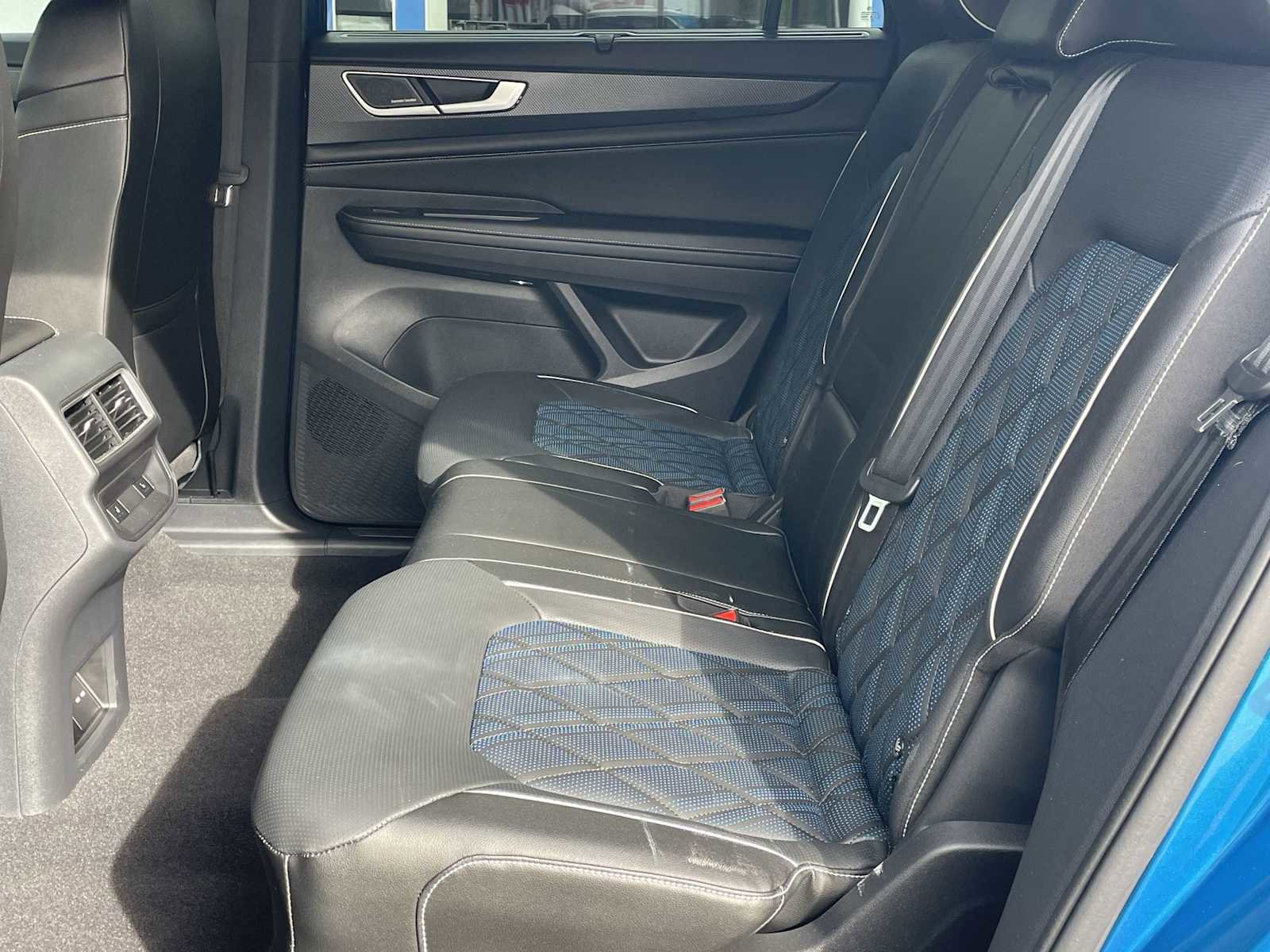 Used 2024 Volkswagen Atlas Cross Sport SEL Premium R-Line image 9