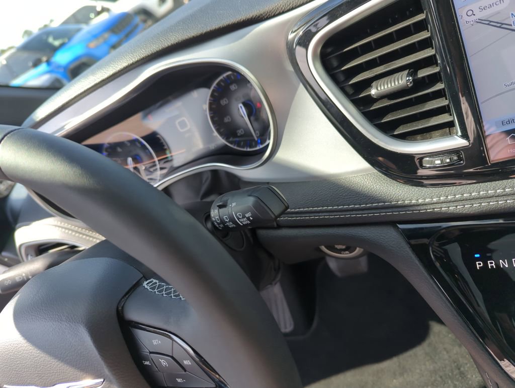 Used 2025 Chrysler Pacifica Limited image 22