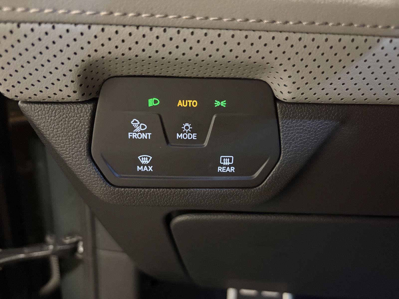 Used 2025 Volkswagen Atlas Peak Edition SE AWD/4WD image 17