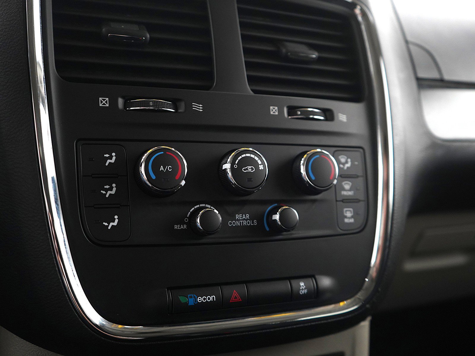 Used 2019 Dodge Grand Caravan SE w/ UConnect Hands-Free Group image 23