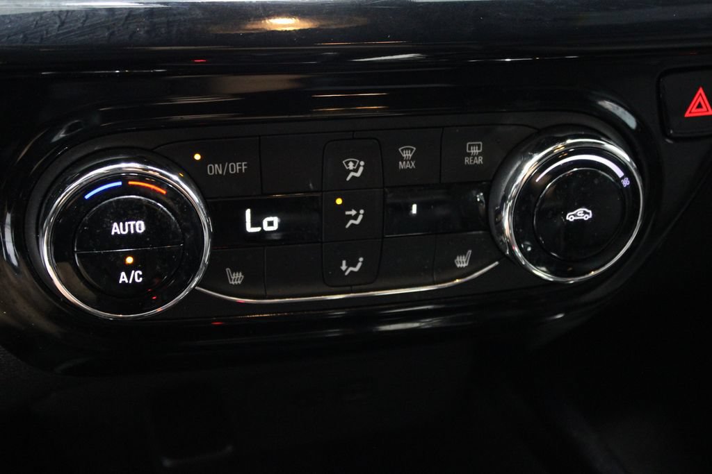 Used 2024 Chevrolet Trax RS FWD image 31