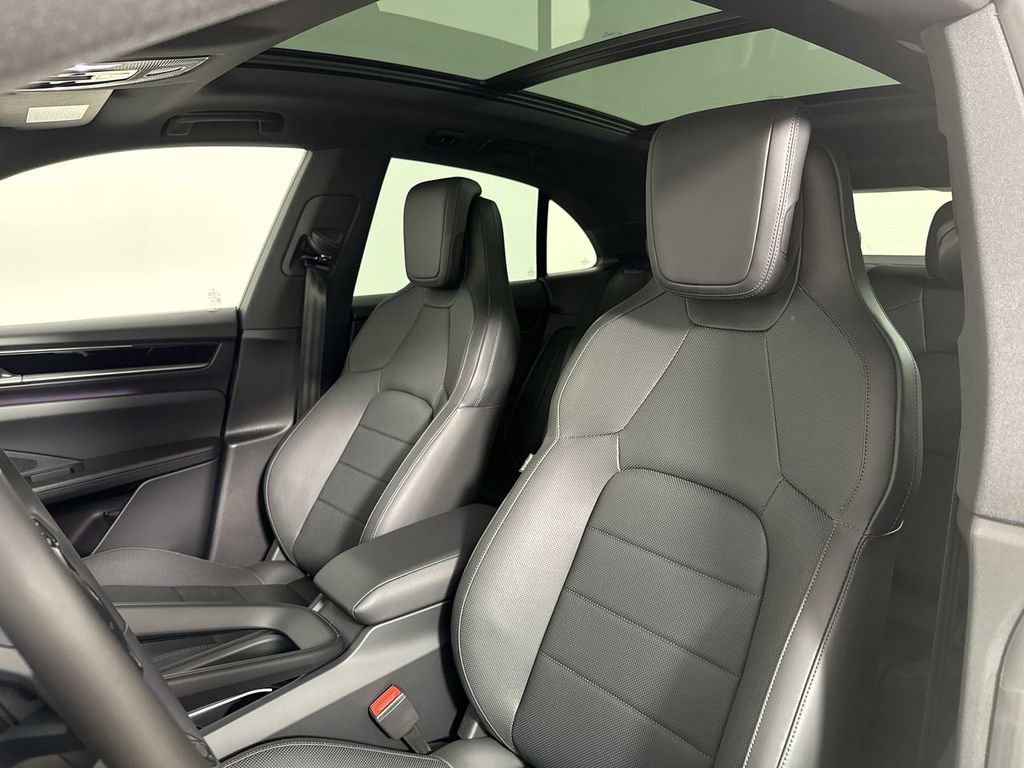 Used 2025 Porsche Macan Electric RWD image 5