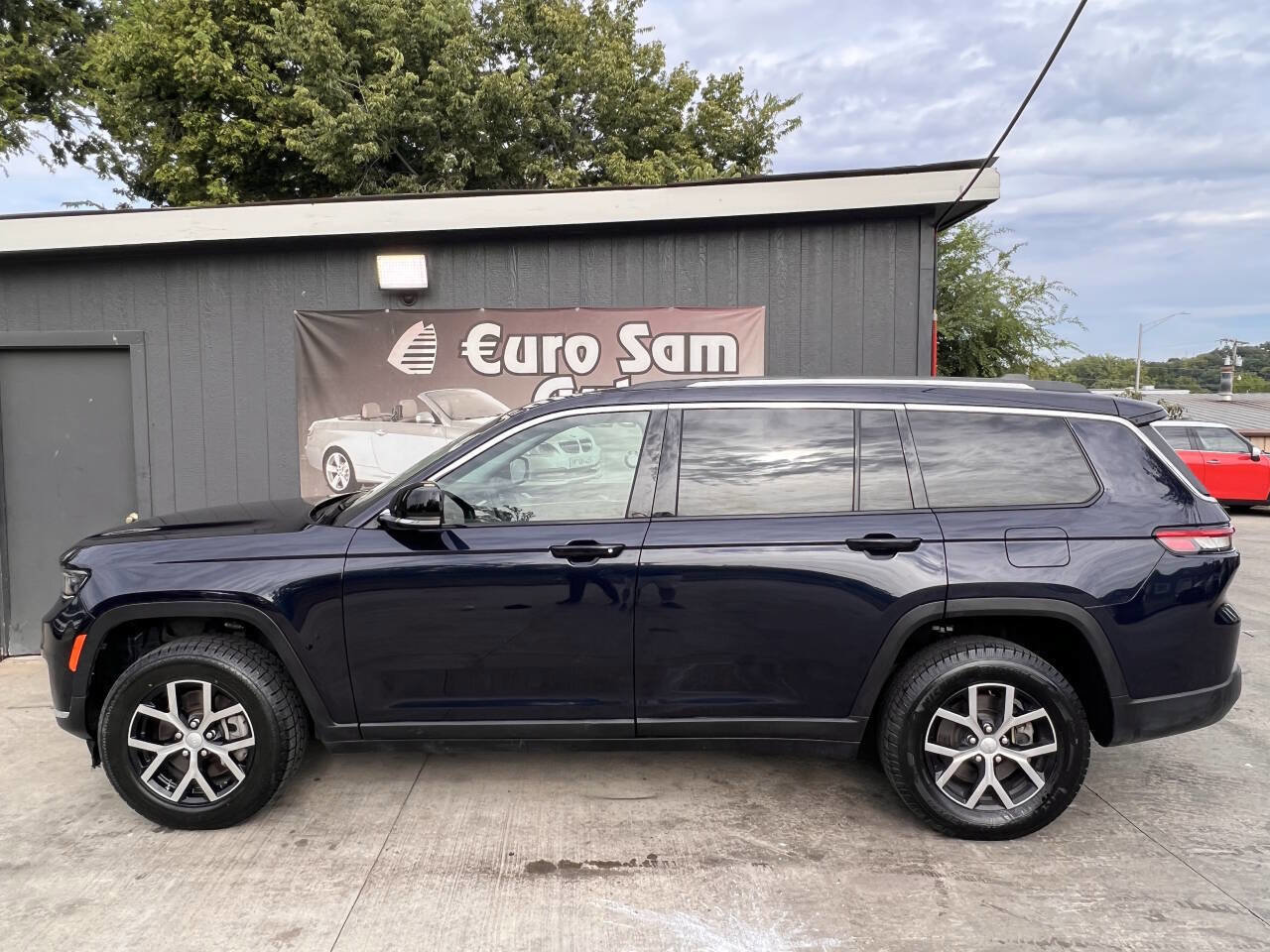 Used 2024 Jeep Grand Cherokee L Limited image 5