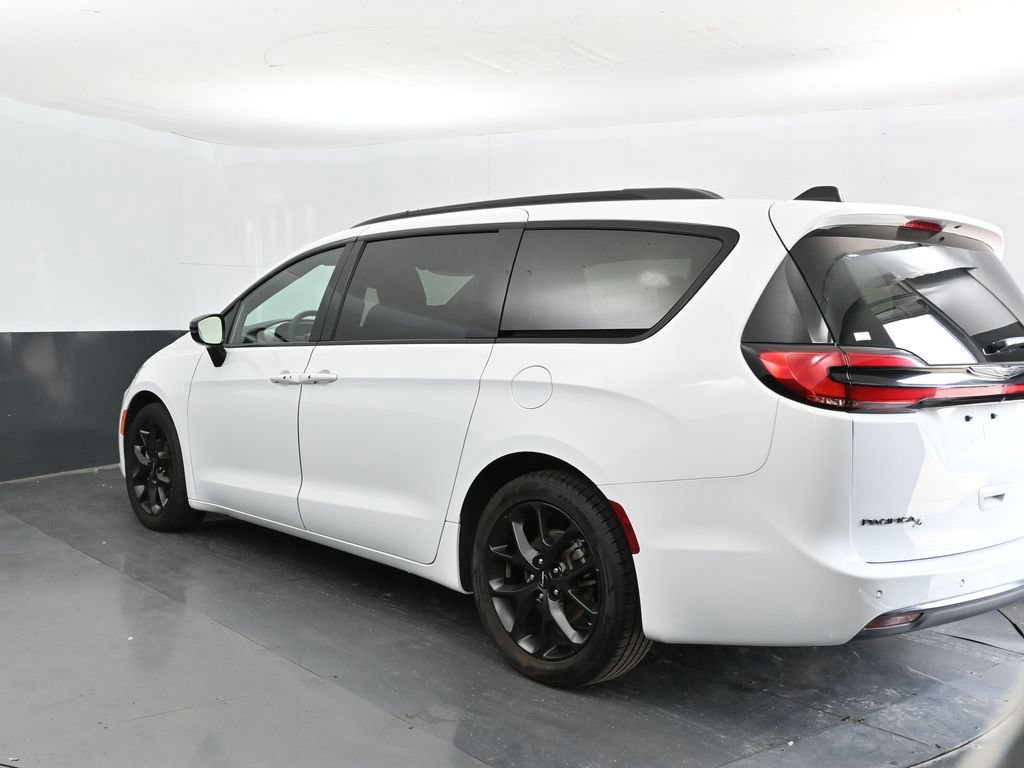 Used 2025 Chrysler Pacifica Limited FWD image 11