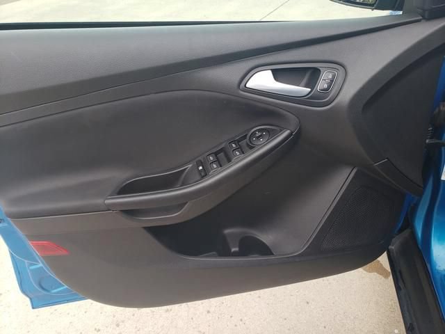 Used 2017 Ford Focus SE w/ Cold Weather Package FWD image 11