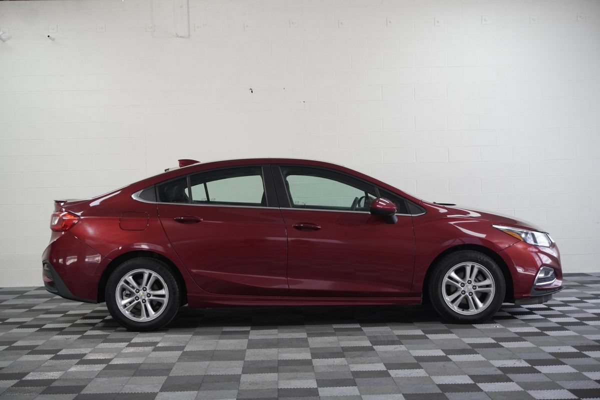 Used 2017 Chevrolet Cruze LT w/ Sun And Sound Package FWD image 7