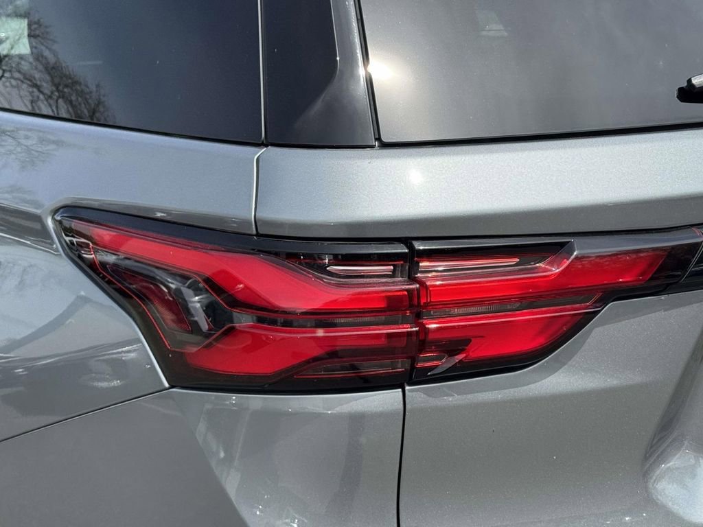 Used 2023 Chevrolet Traverse RS AWD/4WD image 10