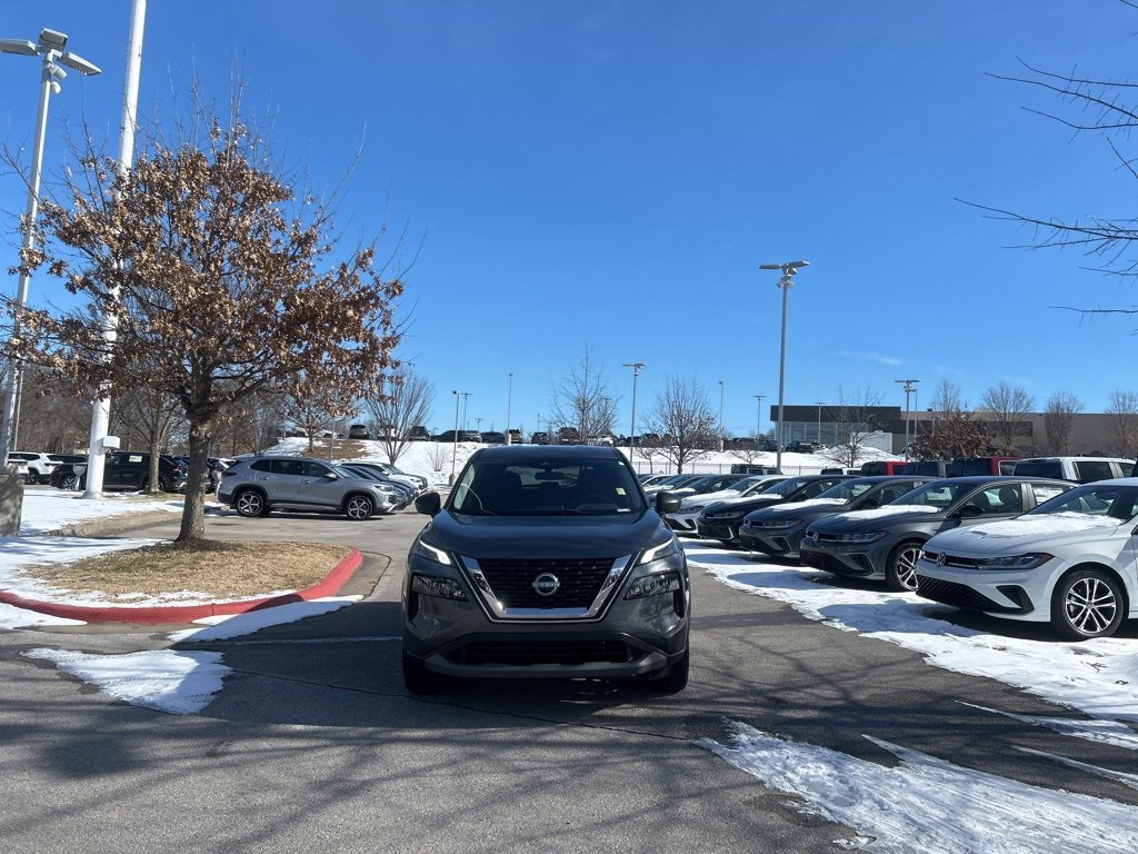 Used 2023 Nissan Rogue S image 2