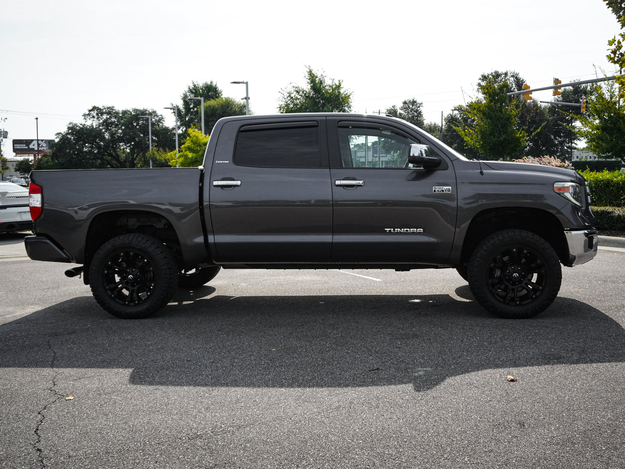 Used 2018 Toyota Tundra Limited w/ Limited Premium Package AWD/4WD image 11