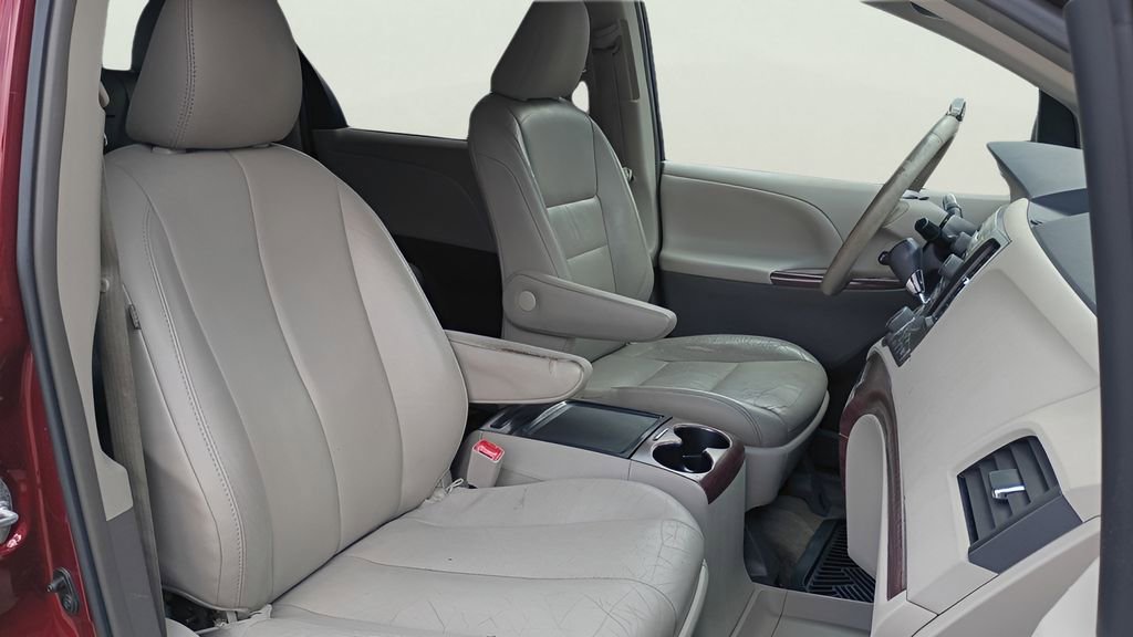 Used 2012 Toyota Sienna XLE FWD image 19