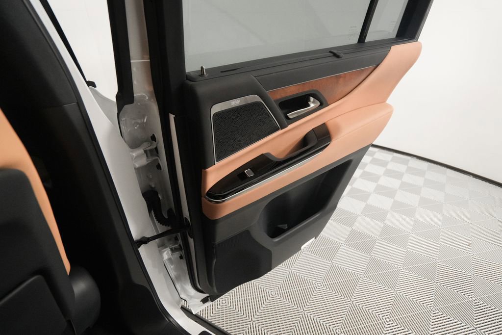 Used 2024 Lexus LX 600 4WD w/ Luxury Package image 17