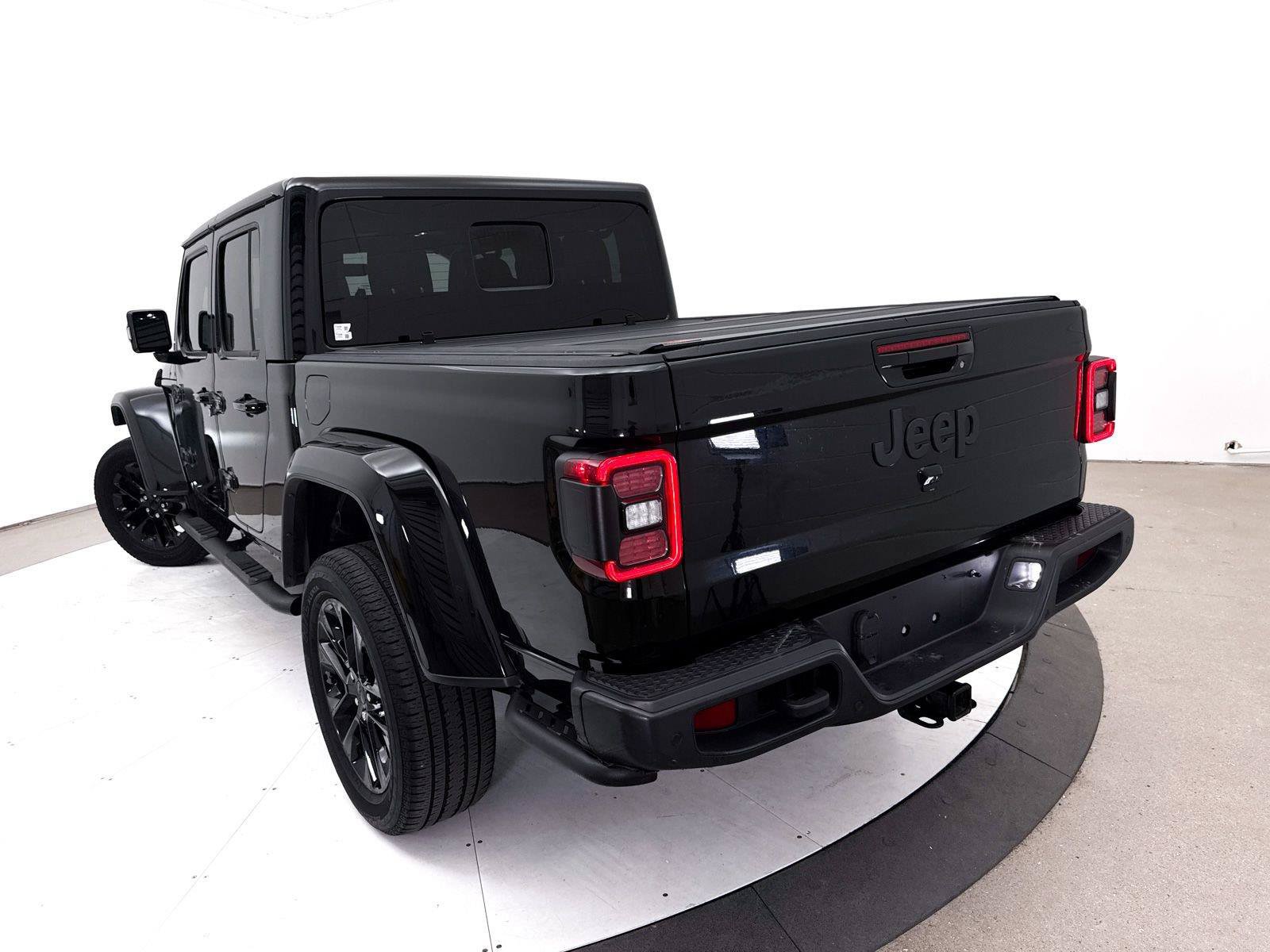 Used 2023 Jeep Gladiator Overland AWD/4WD image 7