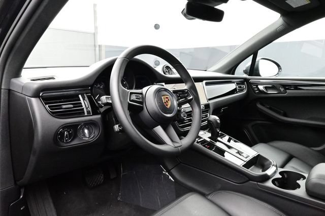Certified 2025 Porsche Macan AWD/4WD image 4