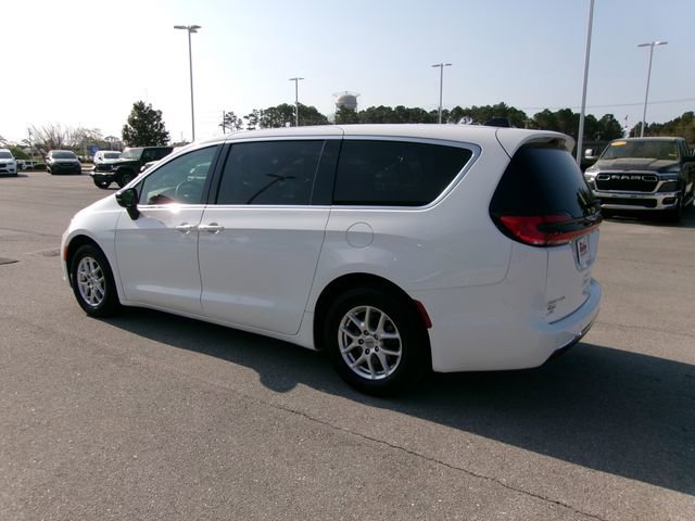 Used 2025 Chrysler Pacifica Select image 3