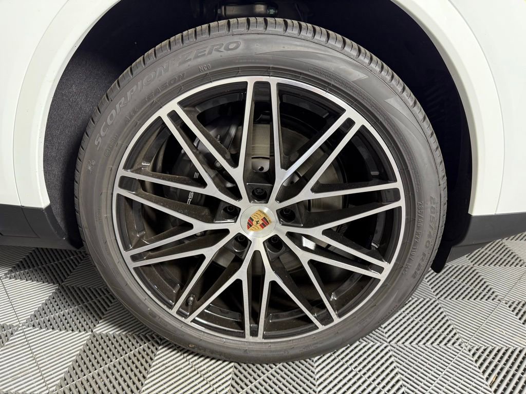 Certified 2025 Porsche Cayenne Coupe image 14