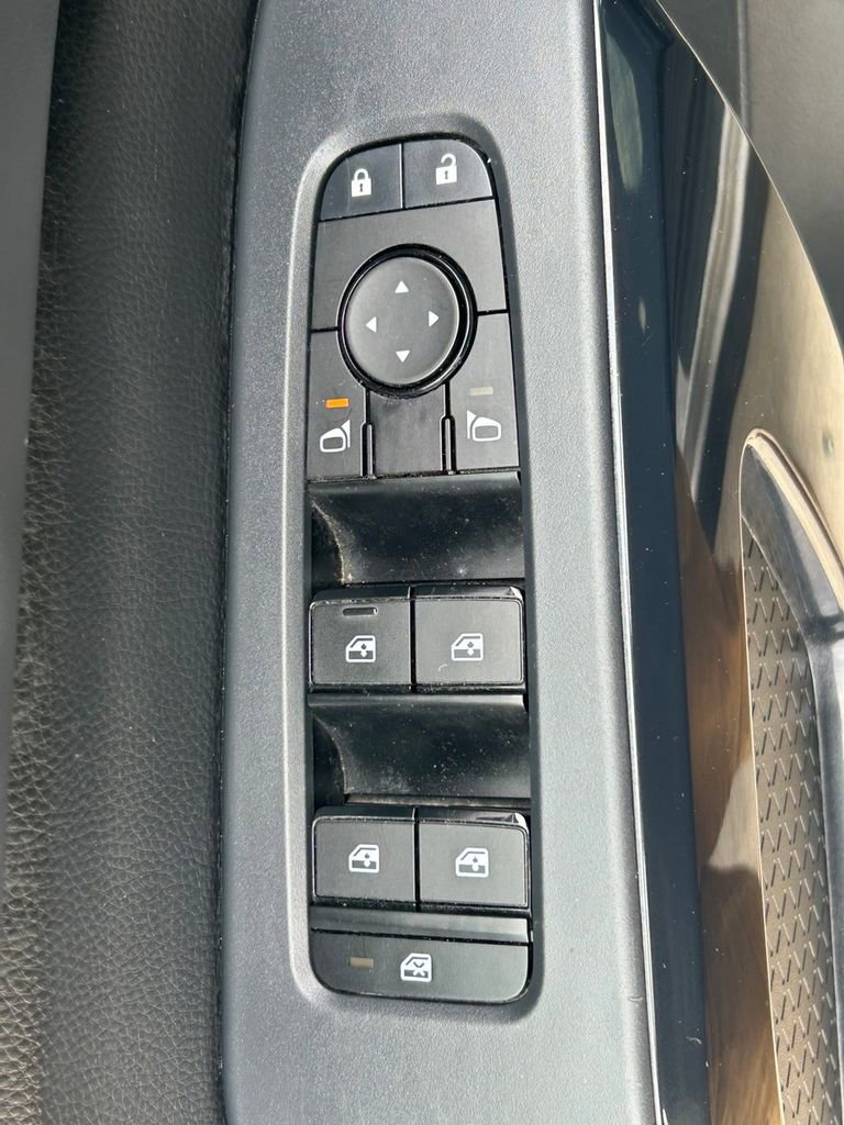 Used 2024 Nissan Pathfinder SV image 23