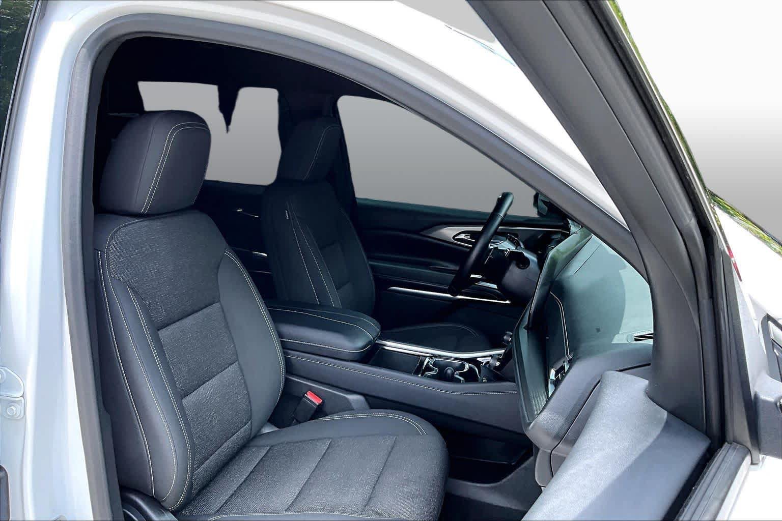 Used 2025 Chevrolet Traverse LT w/ Driver Confidence Package FWD image 9