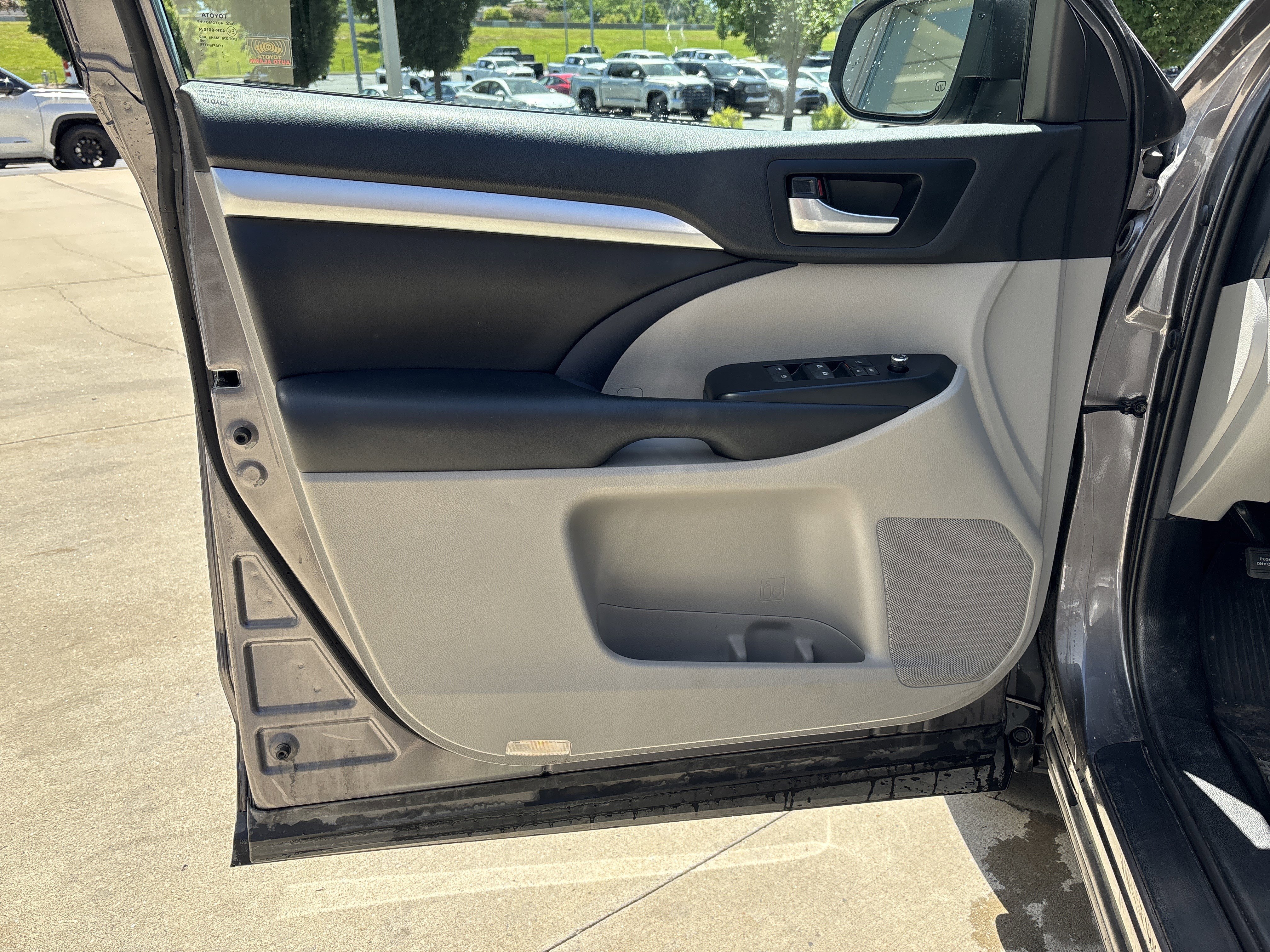 Used 2019 Toyota Highlander XLE AWD/4WD image 13