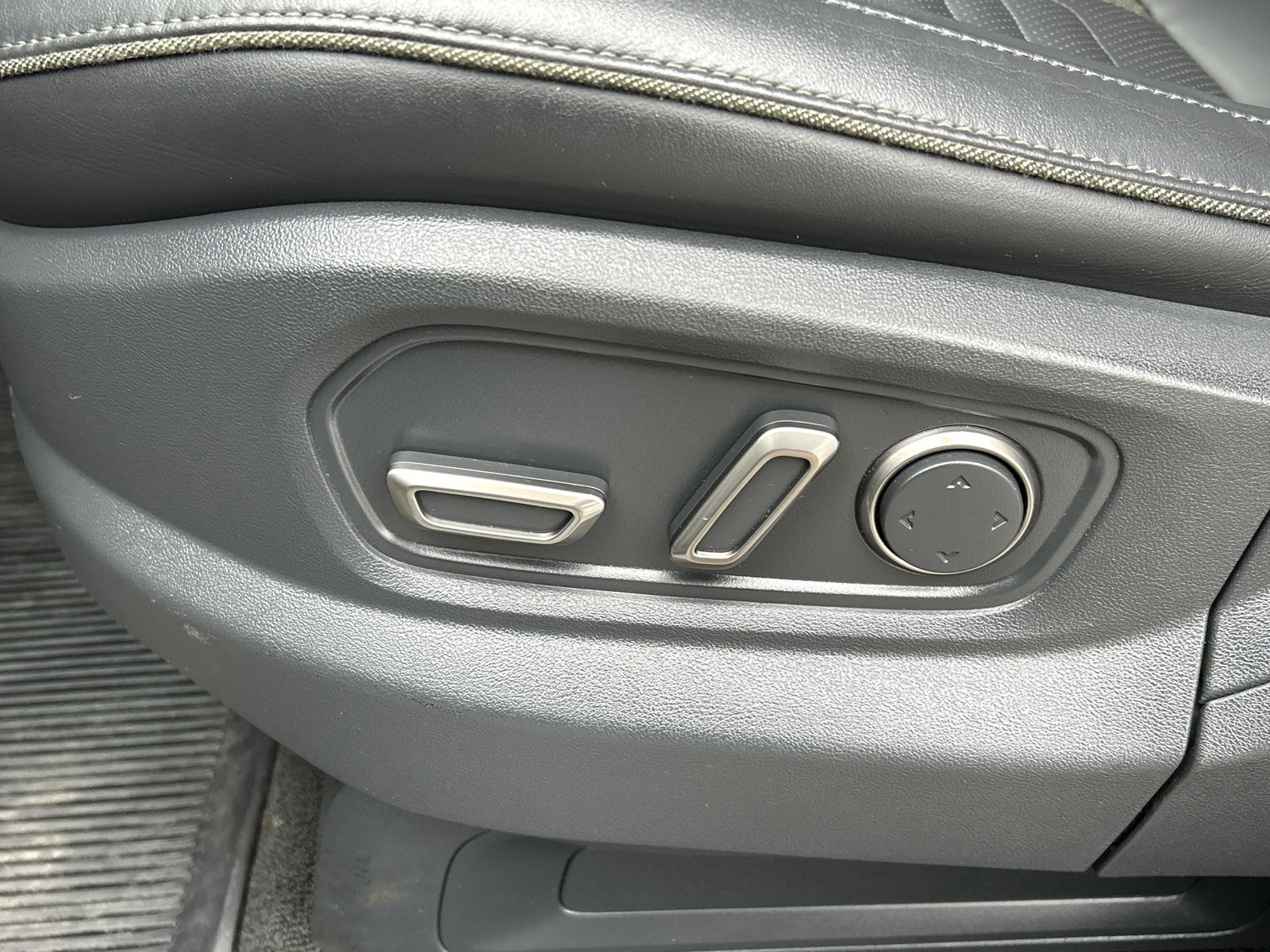 Used 2022 Rivian R1T Adventure AWD/4WD image 11