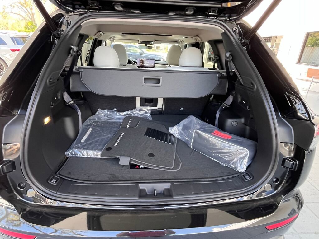 New 2025 Mitsubishi Outlander SE image 24