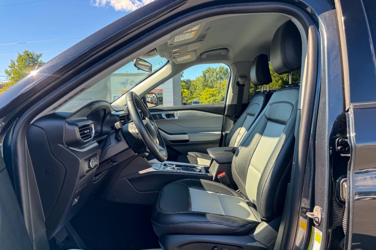 Used 2023 Ford Explorer XLT w/ Equipment Group 202A AWD/4WD image 22