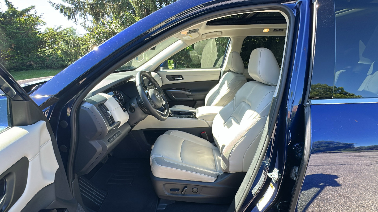 Certified 2023 Nissan Pathfinder SL w/ SL Premium Package AWD/4WD image 11