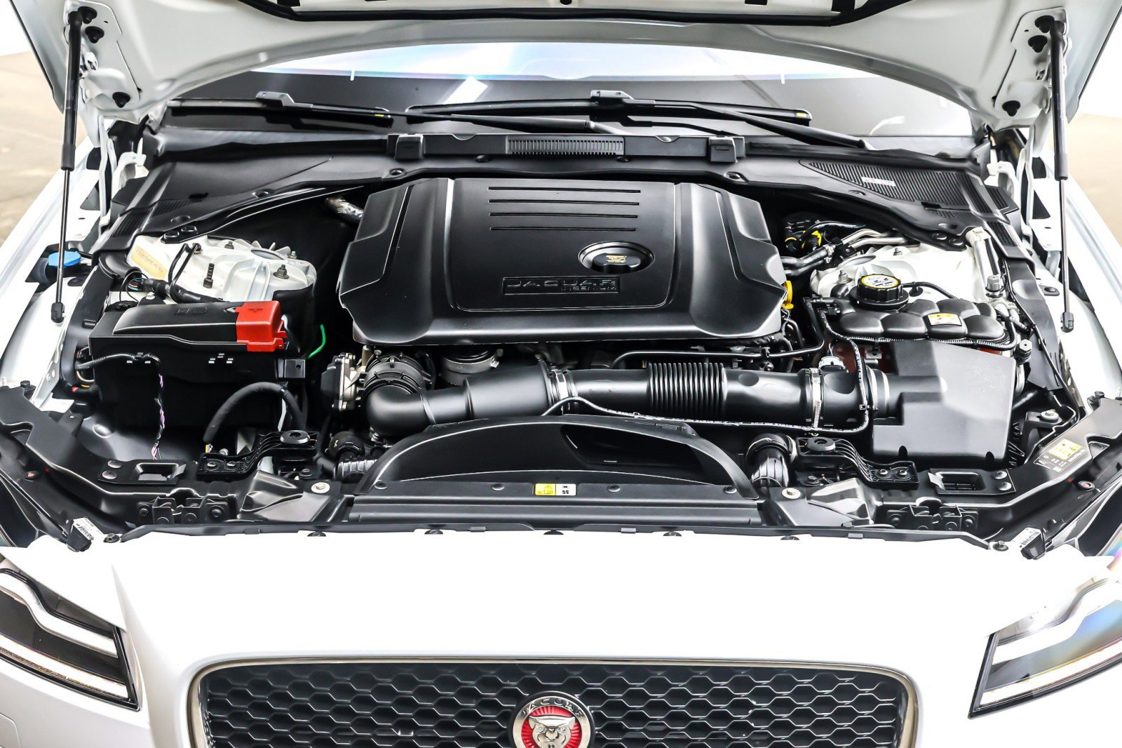 Used 2017 Jaguar XF Premium image 11