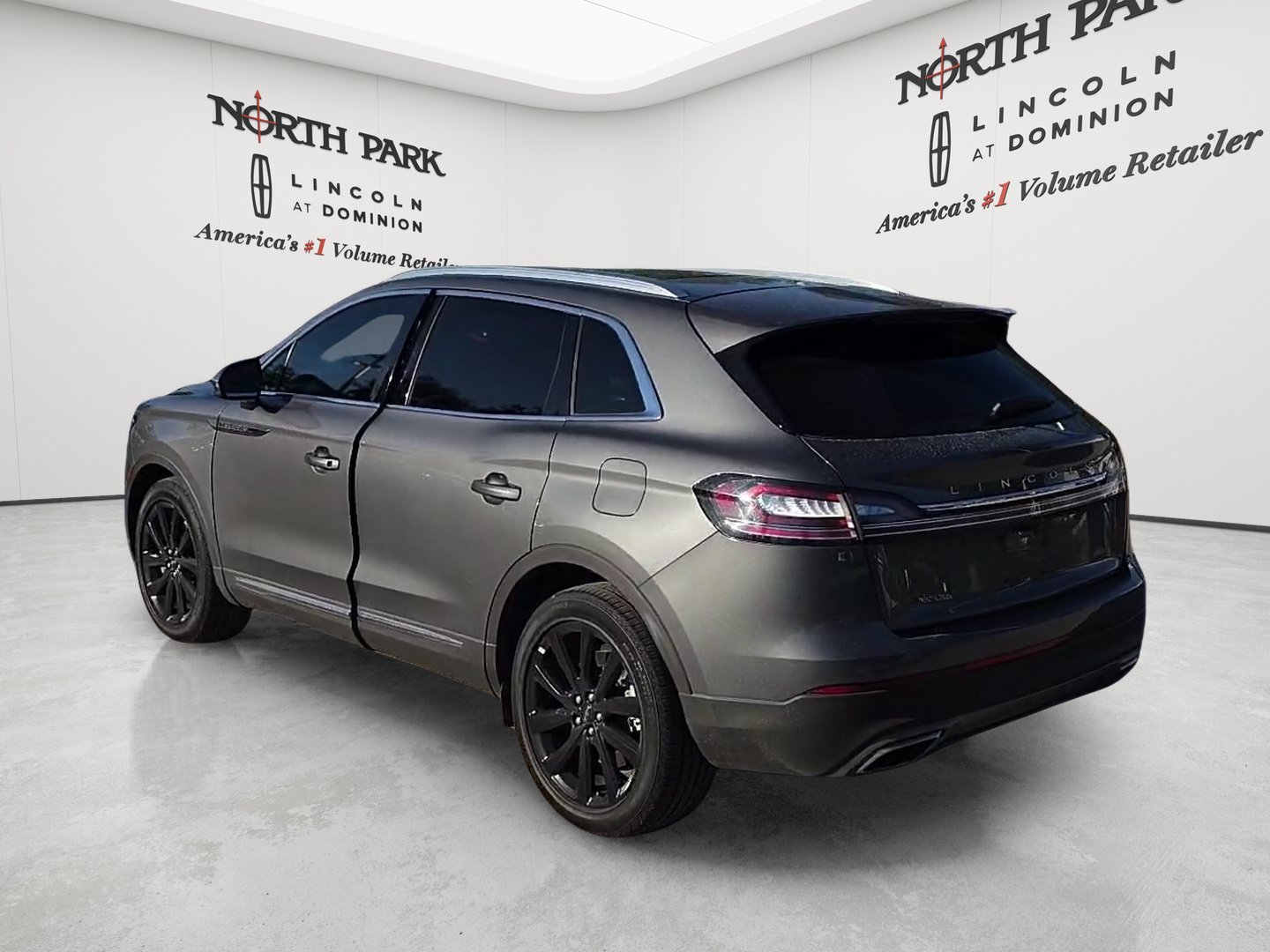 Used 2023 Lincoln Nautilus Reserve w/ Monochromatic Package AWD/4WD image 3