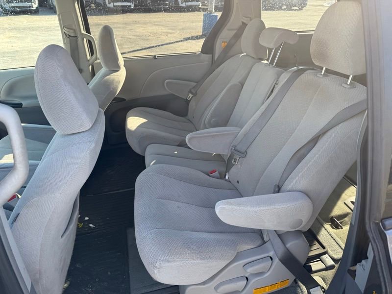 Used 2013 Toyota Sienna LE w/ Towing Pkg image 9