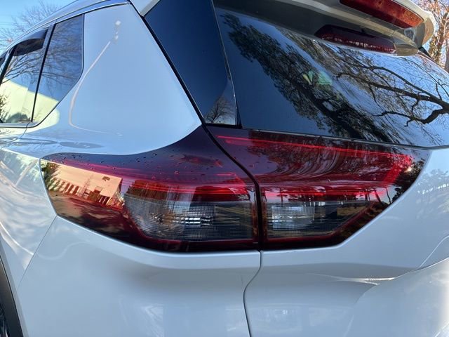 Used 2023 Nissan Rogue SL w/ SL Premium Package image 13