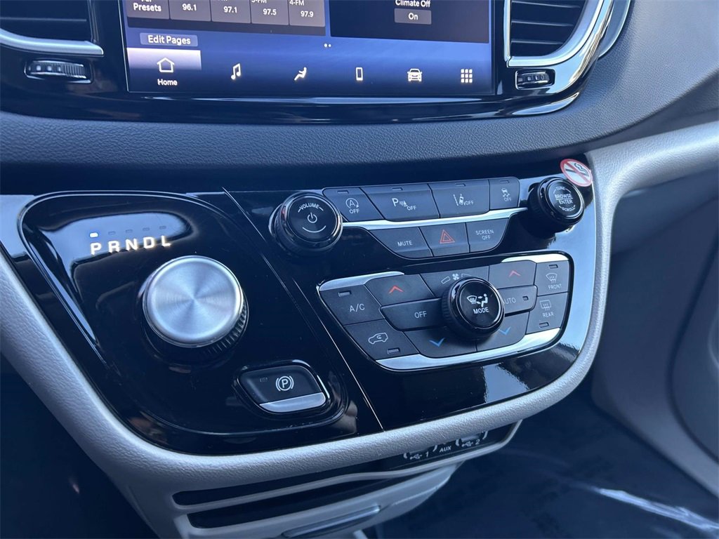 Used 2024 Chrysler Pacifica Touring-L image 31
