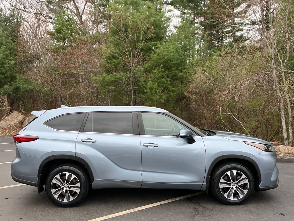 Used 2023 Toyota Highlander XLE image 6