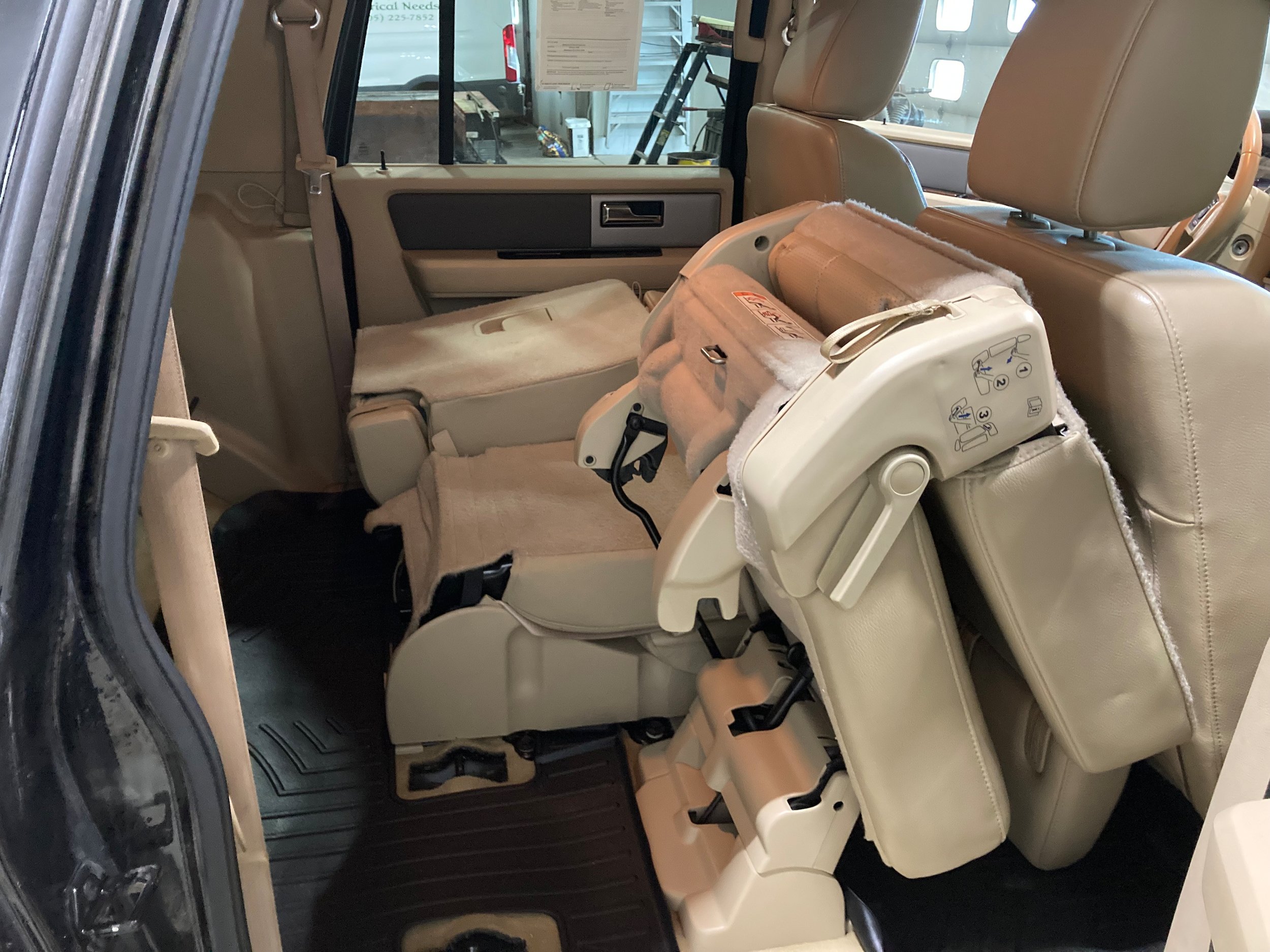 Used 2014 Ford Expedition EL XLT w/ Equipment Group 202A AWD/4WD image 13