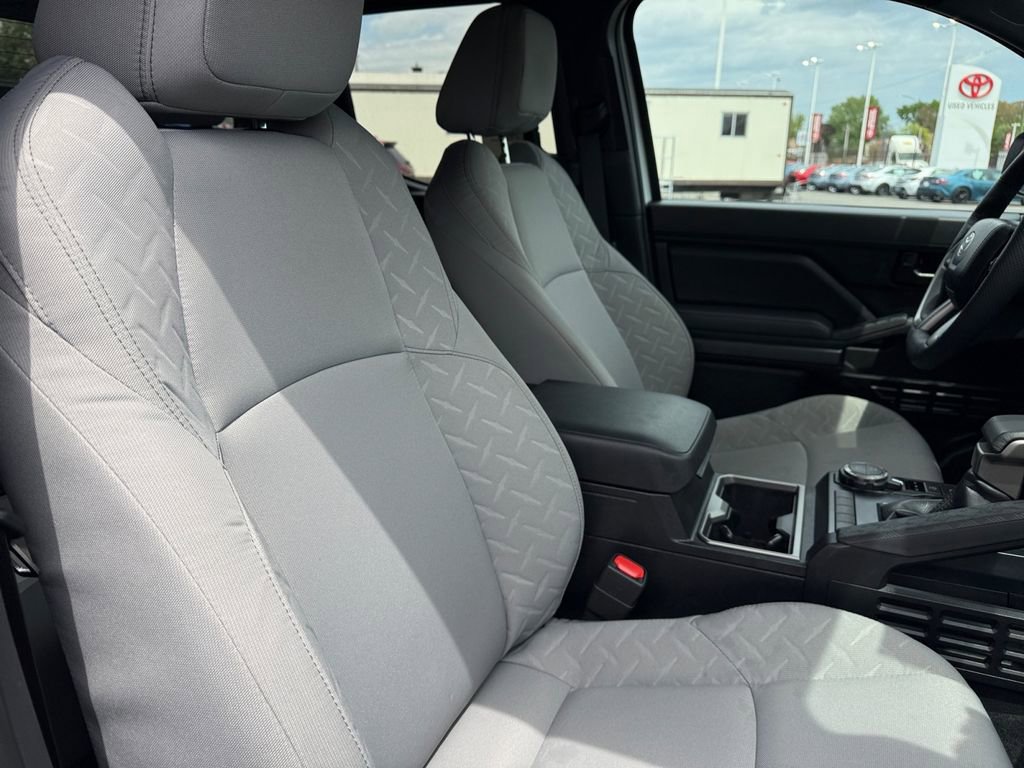 Used 2025 Toyota Tacoma SR5 AWD/4WD image 18