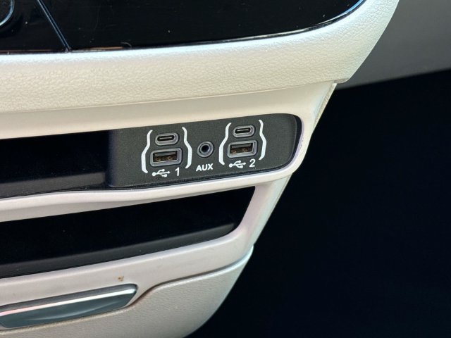 Used 2024 Chrysler Pacifica Touring-L FWD image 22