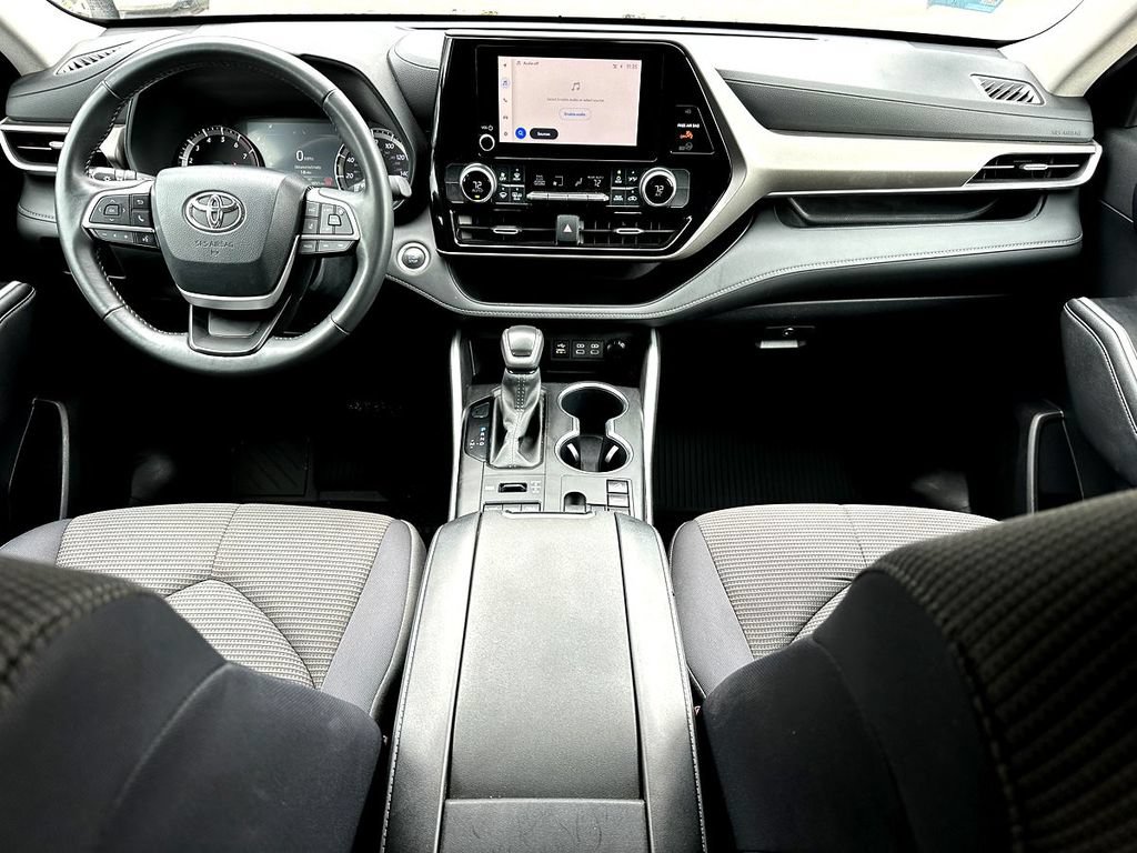 Used 2024 Toyota Highlander LE AWD/4WD image 29