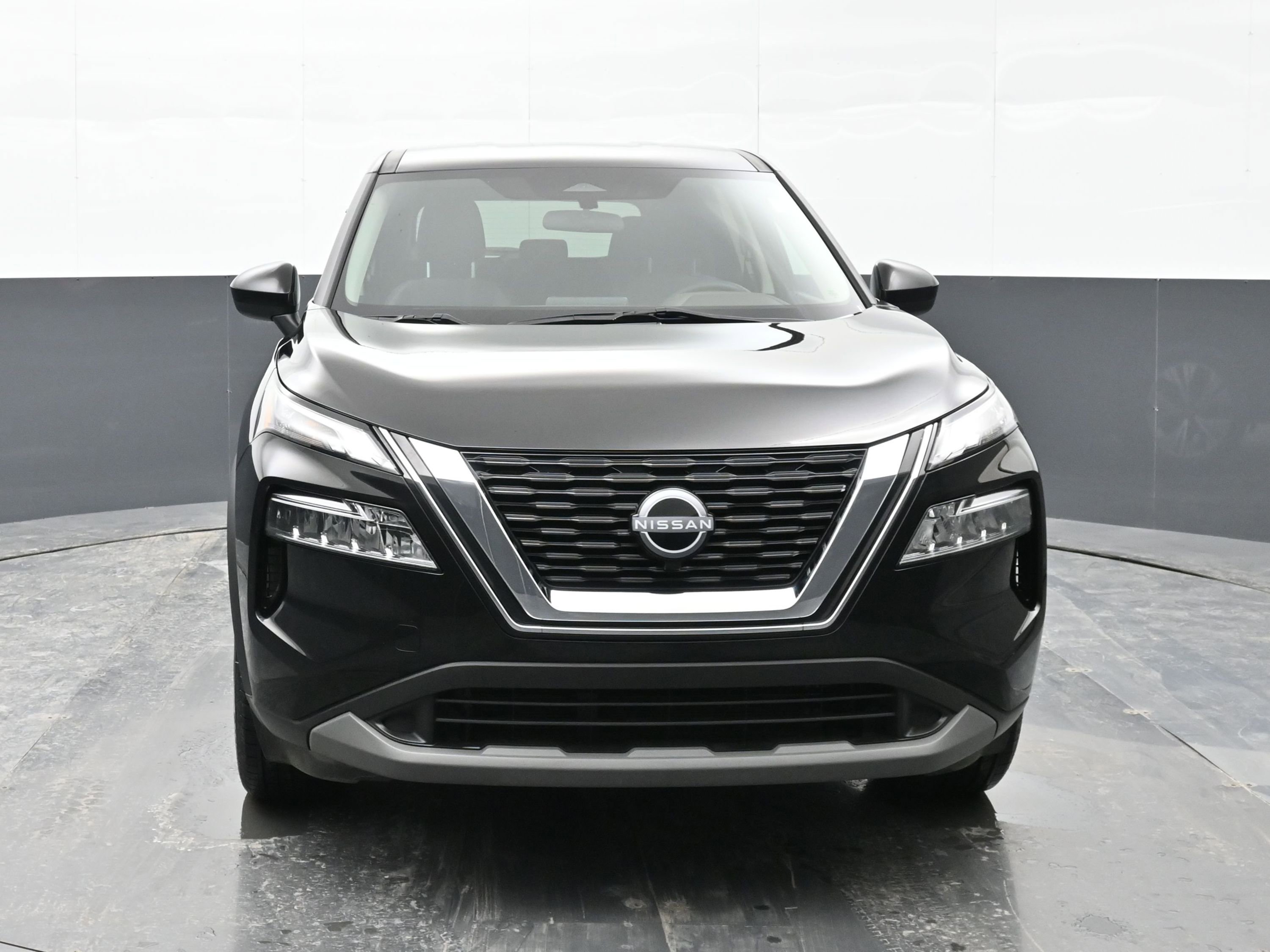 Used 2023 Nissan Rogue SV image 3
