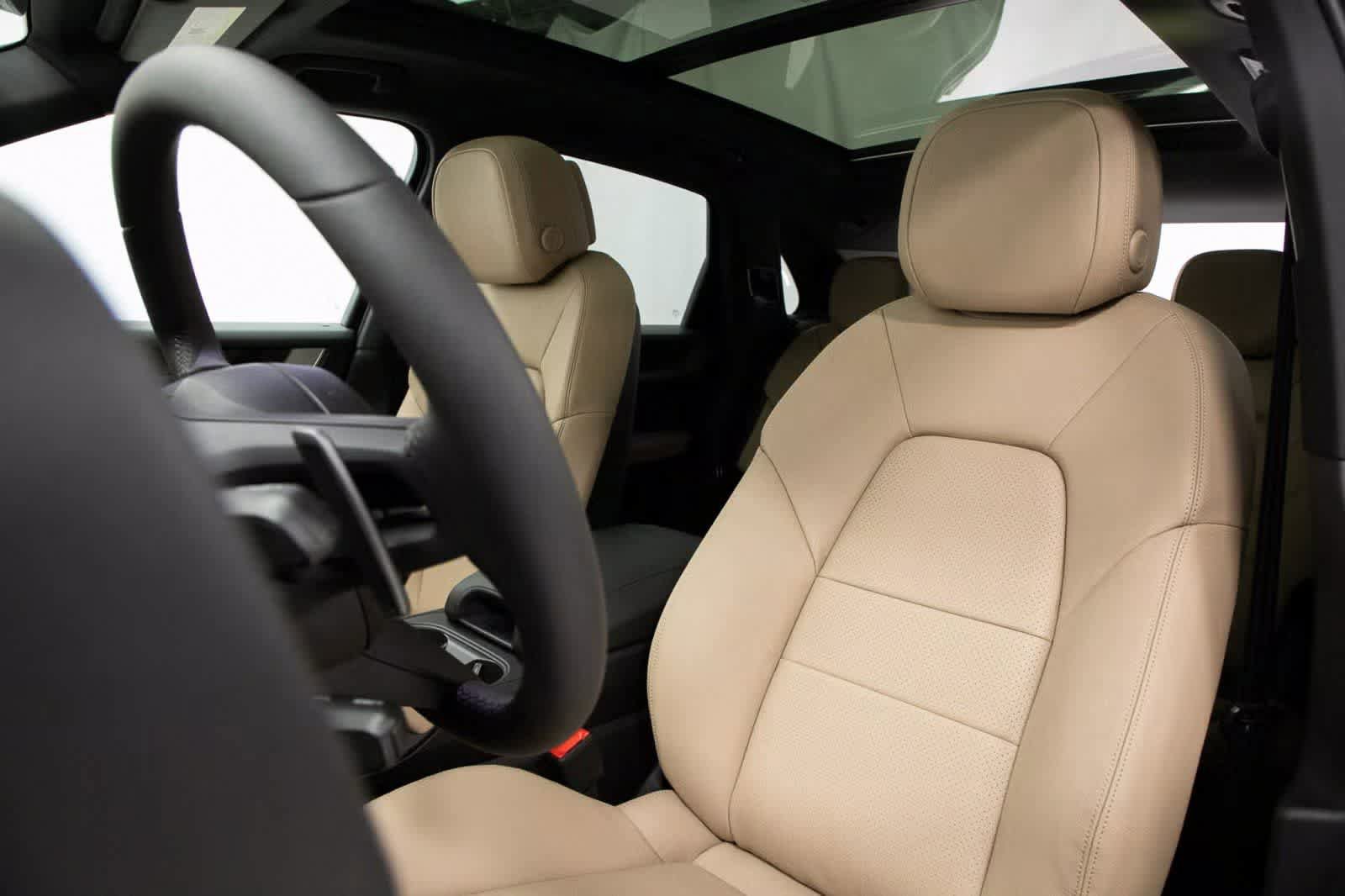 Certified 2025 Porsche Cayenne AWD/4WD image 5