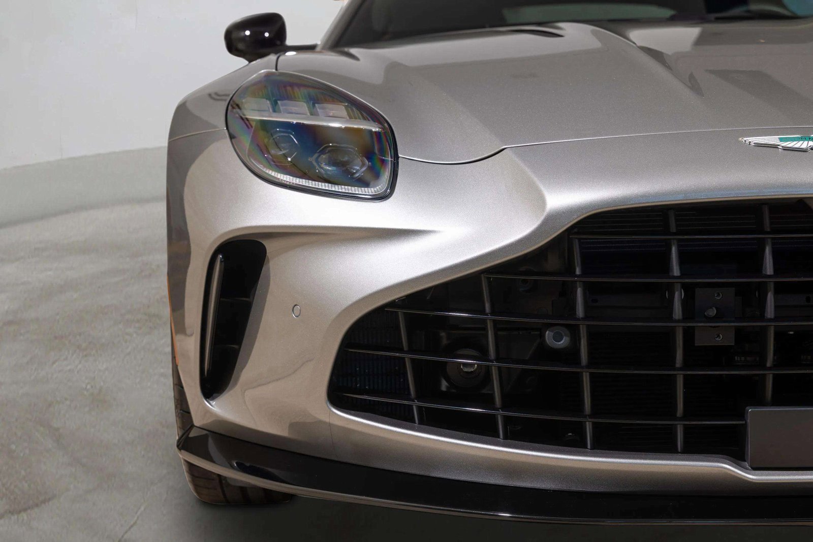 Used 2025 Aston Martin V8 Vantage Coupe image 25