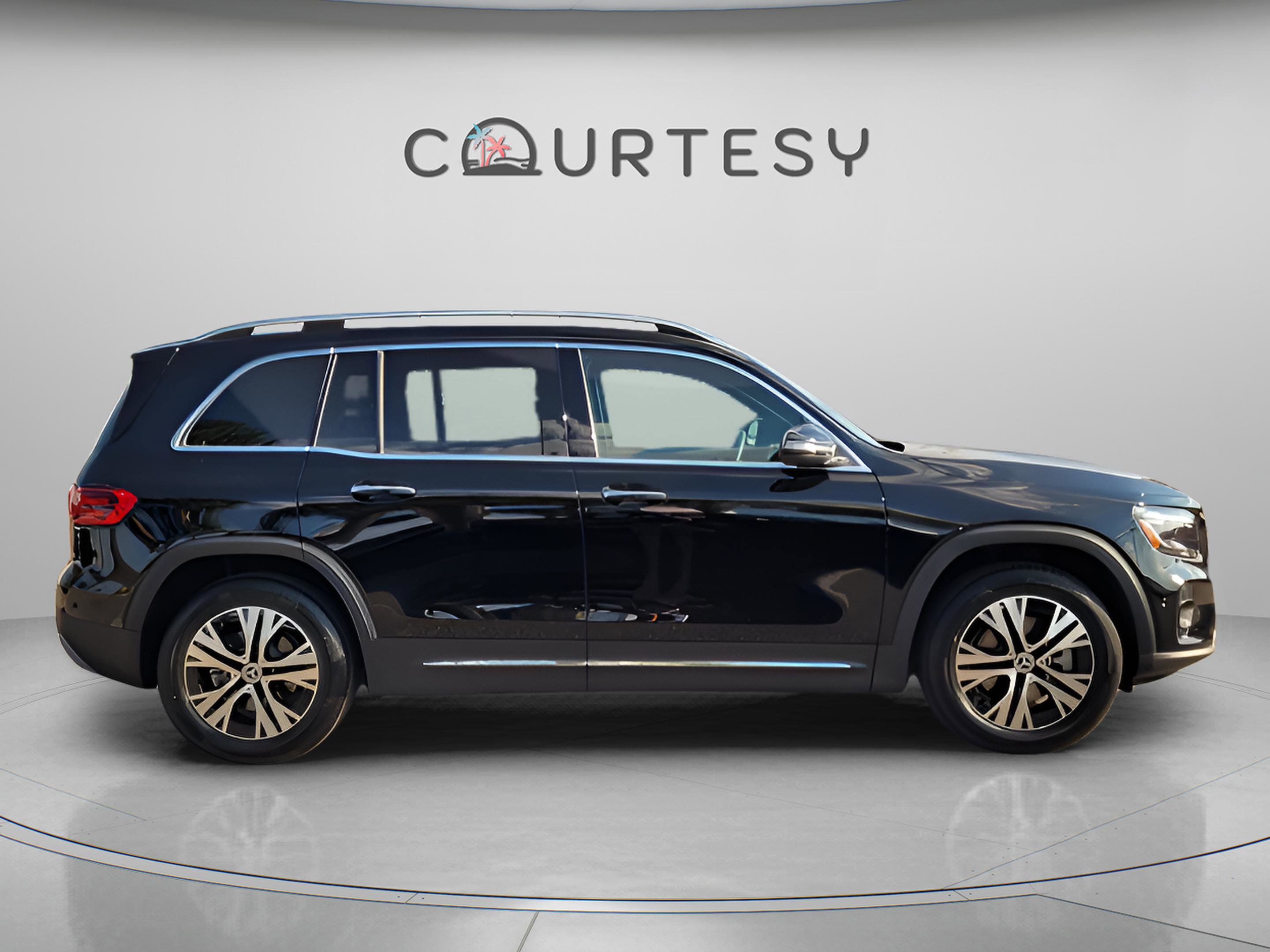 Used 2024 Mercedes-Benz GLB 250 w/ Driver Assistance Package image 6