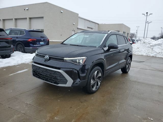 Used 2025 Volkswagen Taos SE image 2