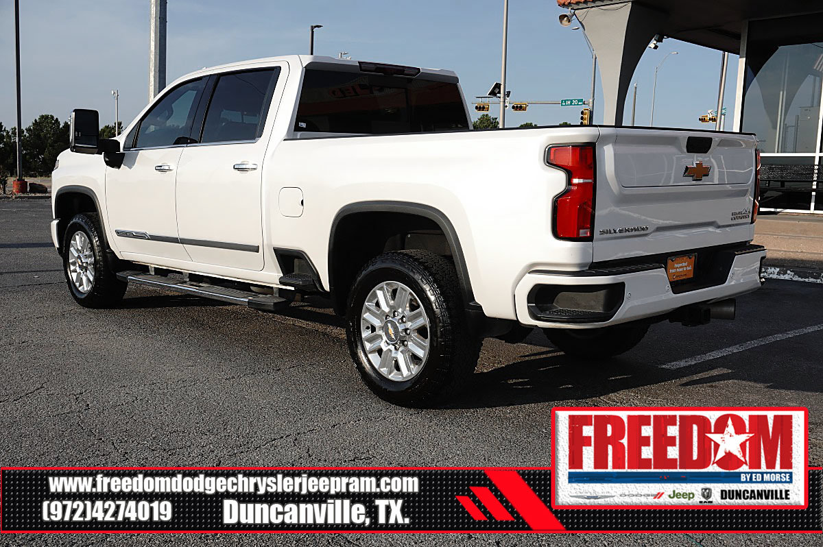 Used 2025 Chevrolet Silverado 2500 High Country w/ High Country Premium Package AWD/4WD image 3