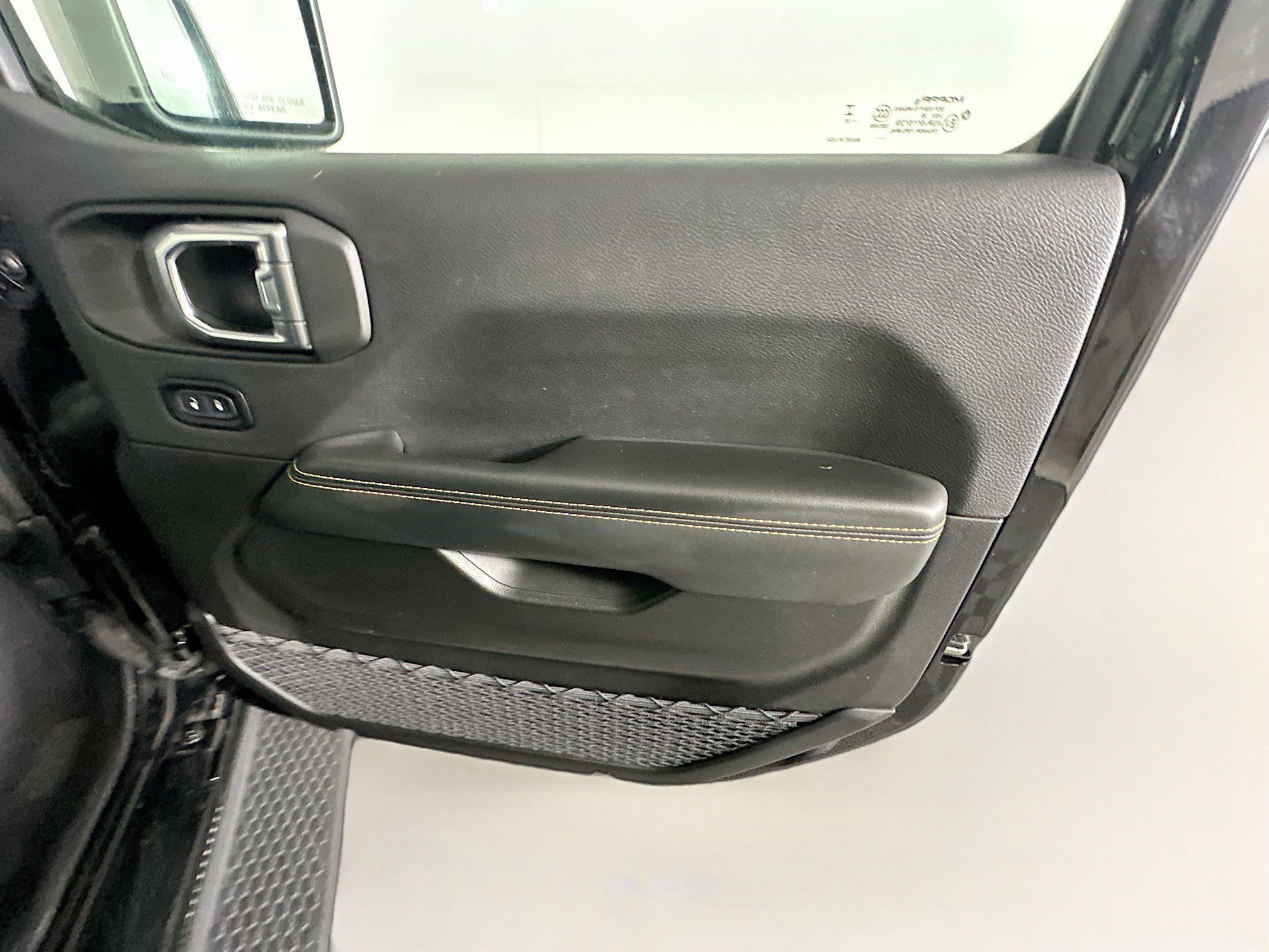 Used 2025 Jeep Wrangler Sahara image 30