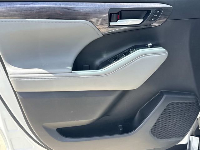 Used 2023 Toyota Highlander Limited image 26