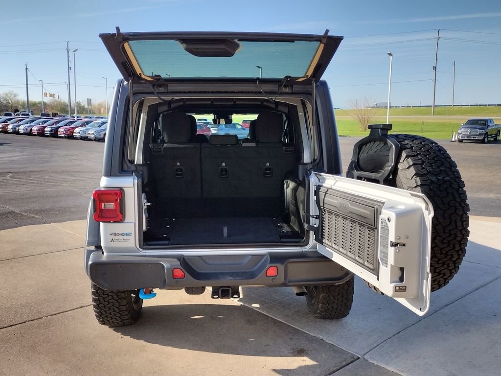 Used 2024 Jeep Wrangler Unlimited Rubicon 4xe w/ Technology Group AWD/4WD image 15