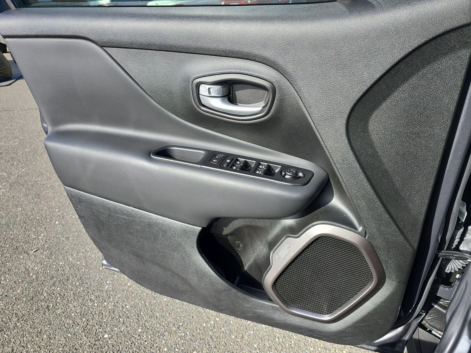 Used 2023 Jeep Renegade Latitude image 35