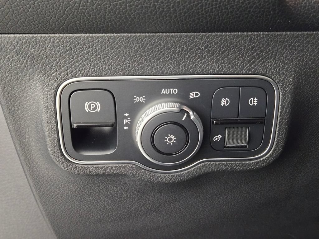 Used 2022 Mercedes-Benz GLB 250 4MATIC image 33