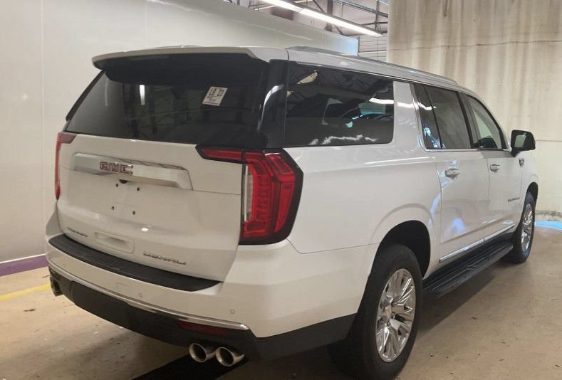 Used 2022 GMC Yukon XL Denali AWD/4WD image 3