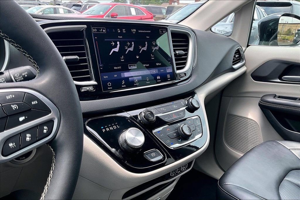 Used 2024 Chrysler Pacifica Touring-L FWD image 15