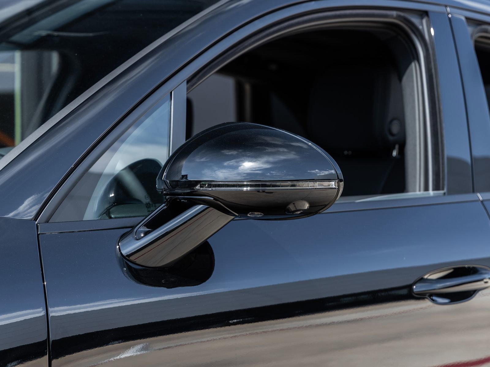 Certified 2026 Porsche Macan AWD/4WD image 17